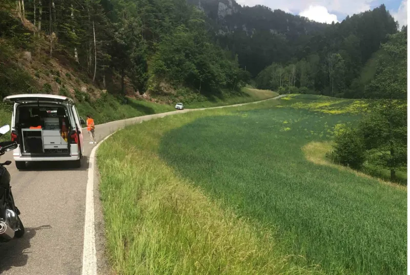 Mümliswil SO - Motorradlenker weicht Auto aus und stürzt Böschung hinunter