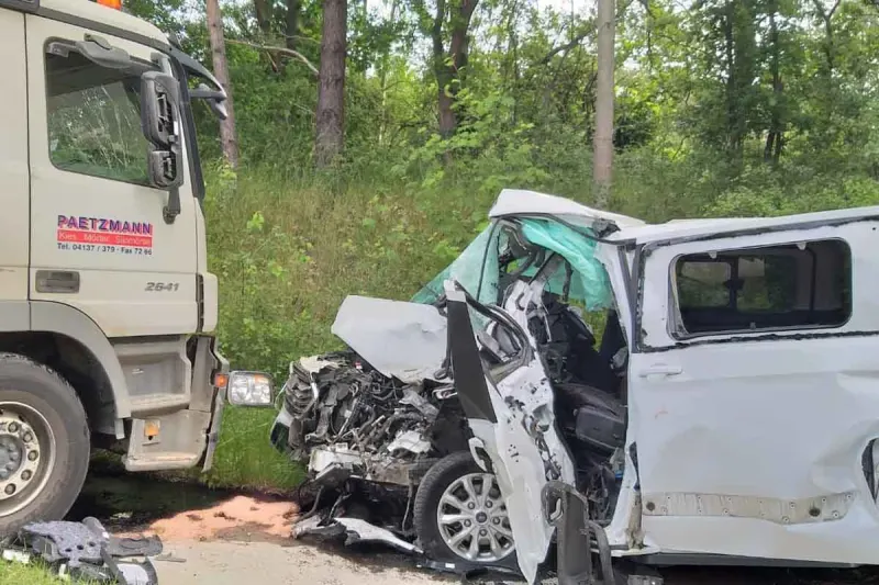 Vastorf - 18-Jähriger geriet in Gegenverkehr und kracht in LKW