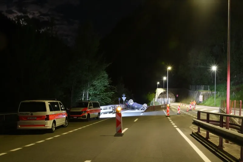 Rongellen GR - Eine Person bei Selbstunfall auf der A13 verletzt