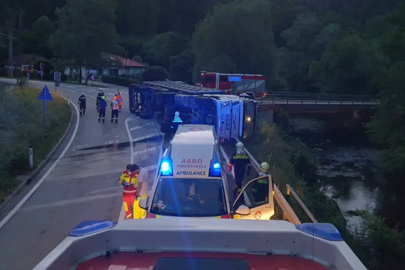 Frankenfels - LKW mit Stahlschrott verunfallt