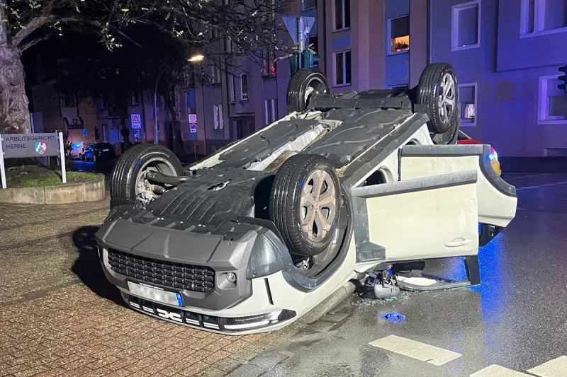 Herne NW – Fahrer nach Unfall auf Kreuzung schwer verletzt