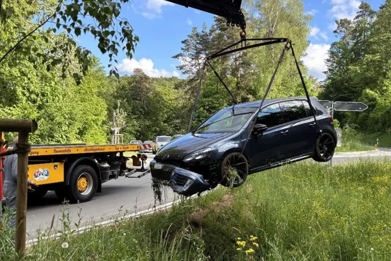 Thayngen SH – Auto landet nach Selbstunfall in Böschung