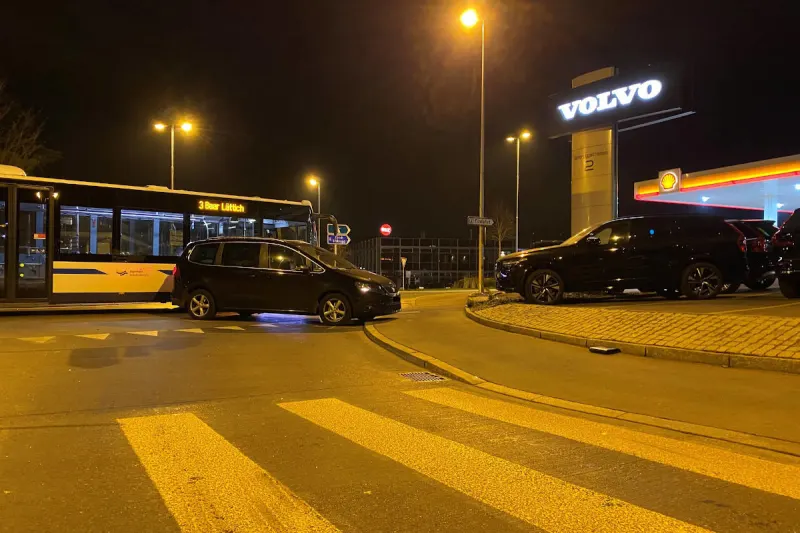 Baar ZG – Auto prallt in Ausstellungsfahrzeug und rollt in Linienbus