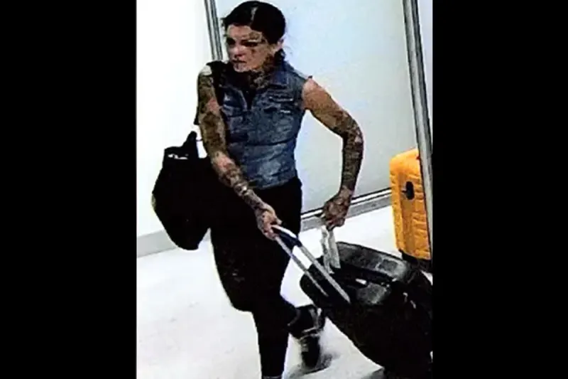 Berlin – Frau nach Kofferdiebstahl am Flughafen BER gesucht
