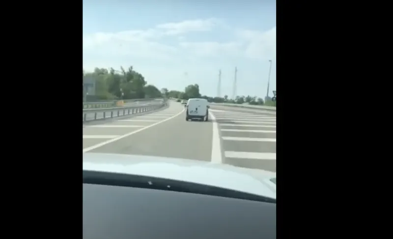 Unfall in Italien - Zivilpolizist verfolgt Transporter - am Steuer waren drei Kinder!