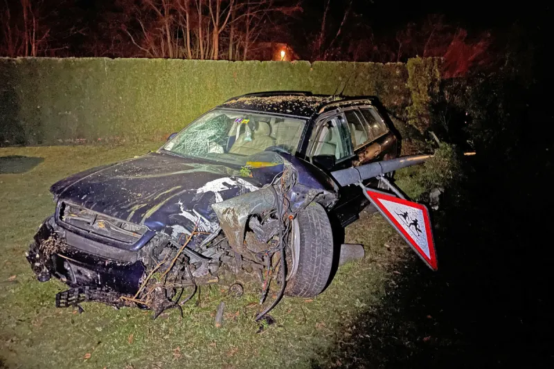 Affeltrangen TG - Betrunken gegen Kandelaber und Hecke geprallt 
