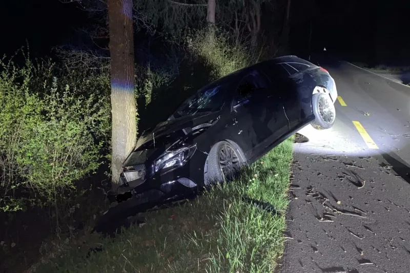 Dörflingen SH - 27-Jährige verliert Kontrolle über Mercedes und baut Totalschaden