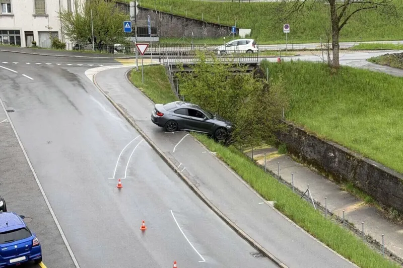 Herisau AR – Auto landet bei Unfall in Böschung
