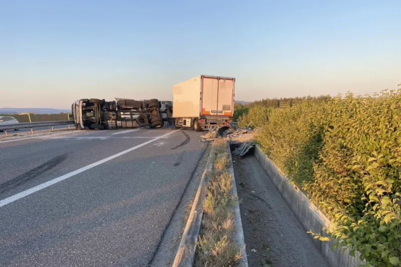 A1 Payerne FR – LKW kippt um und legt die Autobahn lahm
