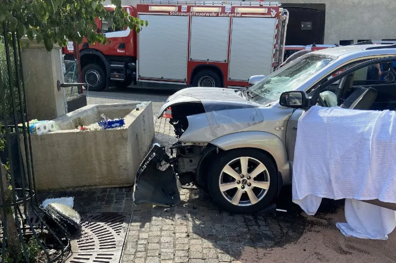 Wahlen BL - Frontal in Brunnen geprallt - beide Insassen mussten aus dem Auto befreit werden