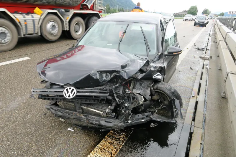A3 Niederurnen – Am Steuer eingenickt und in Mittelleitplanke gekracht