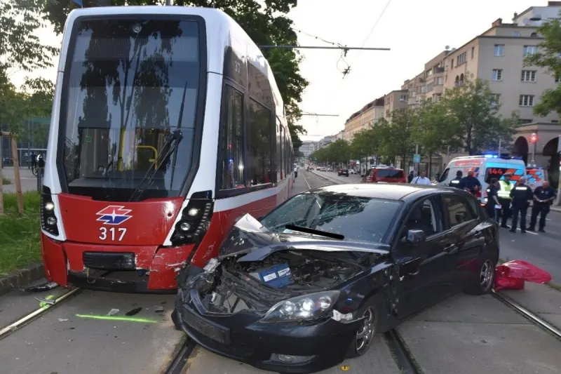 Wien - Nach Auffahrunfall mit Straßenbahn kollidiert 
