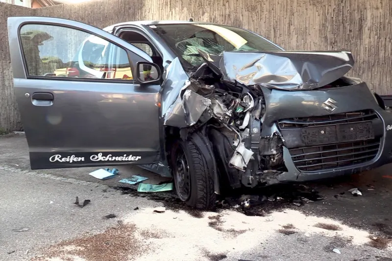 Lustenau – Auto fährt ungebremst in Bushaltestelle