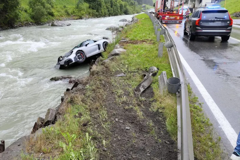 Unfall in Kappl T – Porsche landet im Bach