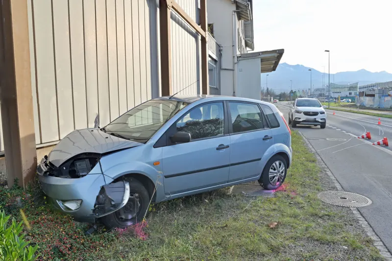 Emmen LU – Auto kracht bei Unfall in Hauswand