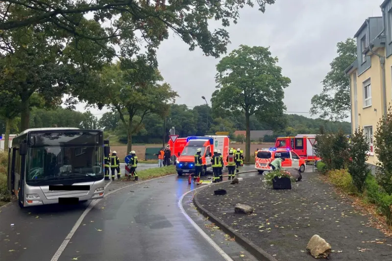 Sonsbeck NW – Sieben Kinder bei Unfall von Schulbus verletzt