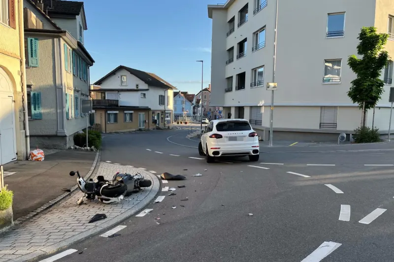  Goldach SG - Porsche gerät auf Gegenfahrbahn und trifft Rollerfahrer