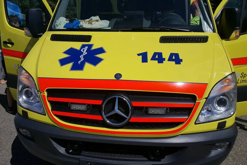 Bern  Bümpliz - Heftige Kollision zwischen Auto und Wohnmobil auf der A12 - zwei Personen verletzt, eine davon schwer