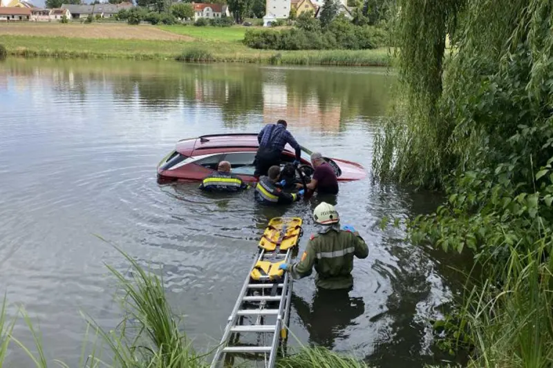 Geras - Auto landete im Teich - Zwei Personen eingeschlossen