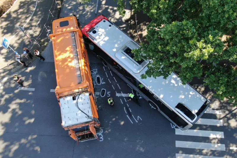 Monheim am Rhein – Zehn Verletzte nach Unfall zwischen Linienbus und Müllwagen