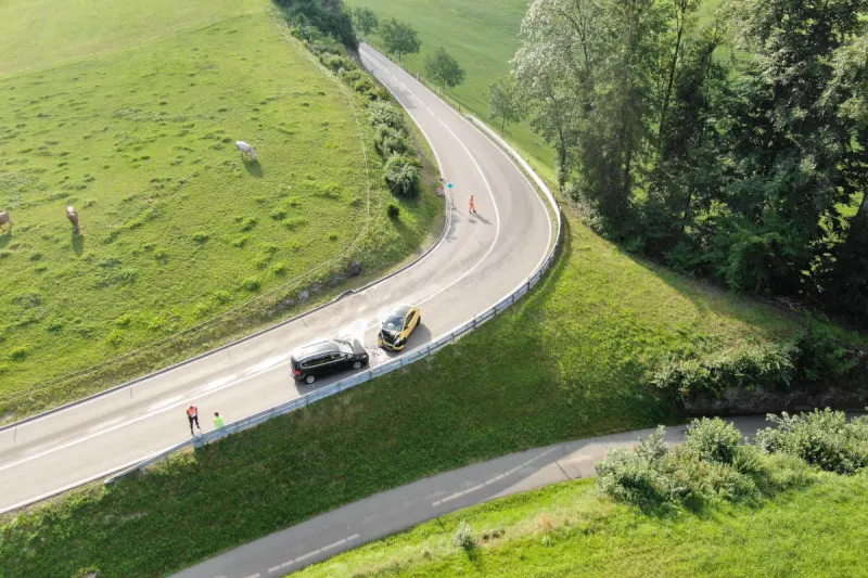 Unfall in Neuhaus SG – Auf Gegenfahrbahn geraten und schwere Kollision verursacht