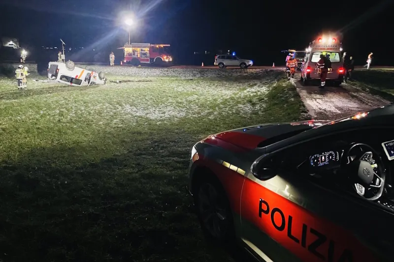 San Vittore GR – Auto fliegt bei Unfall über Böschung