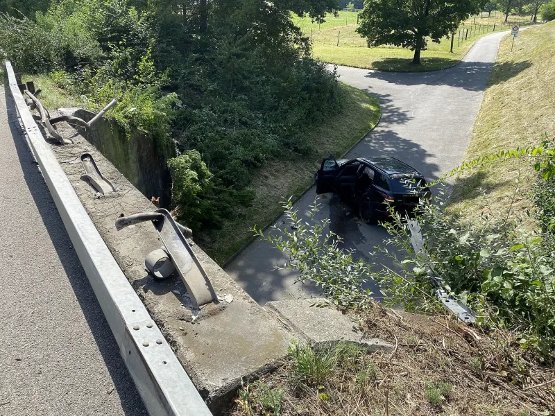 Selbstunfall in Münchenstein BL - SUV überschlägt sich und erleidet Totalschaden