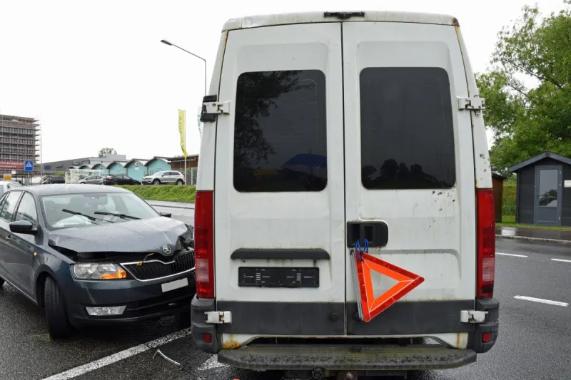 Rothenburg LU - Auto prallt in abgeschleppten Lieferwagen