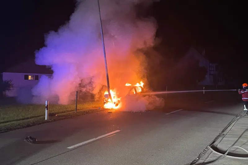 Altnau TG - Auto nach Unfall in Brand