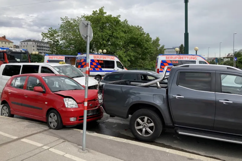 Wien – Schwerer Unfall mit 5 Fahrzeugen