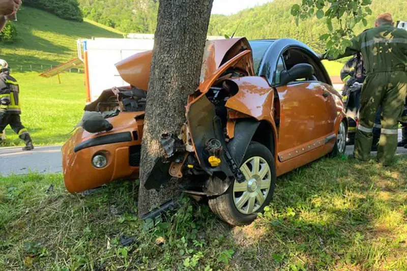 Kleinzell - Auto kracht frontal gegen Baum