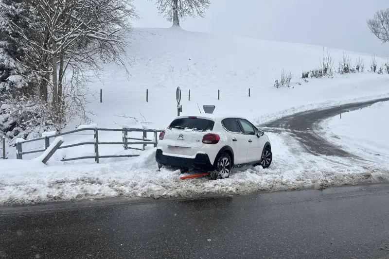 Hundwil AR – Fahrzeug bleibt mit Sommerreifen im Schnee stecken