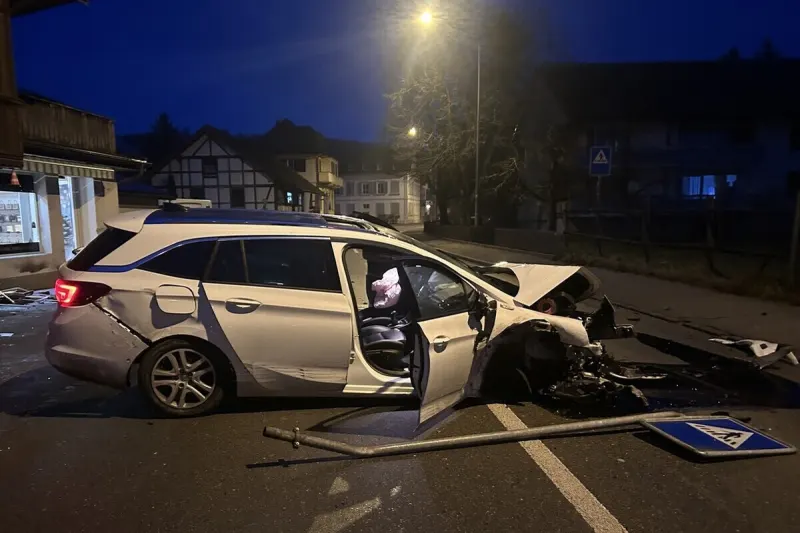 Worben BE – Auto kracht bei Unfall in Hausmauer