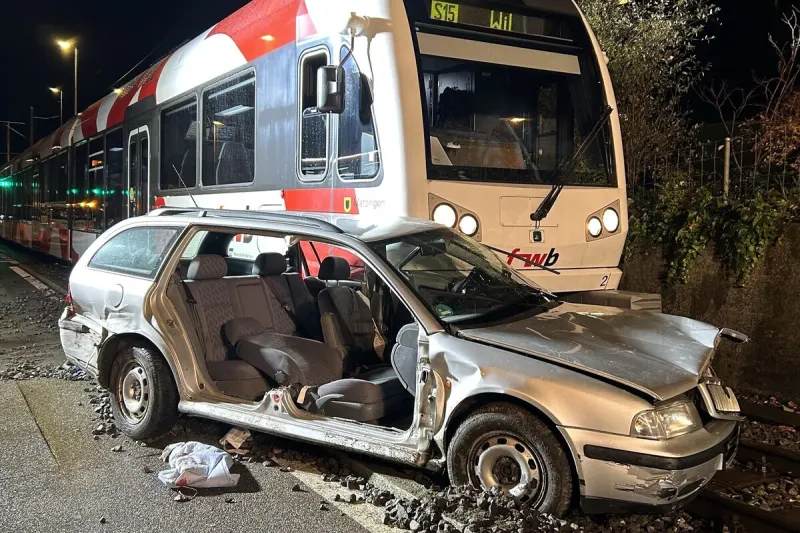 Schwerer Unfall in Frauenfeld TG - Auto von Bahn erfasst 