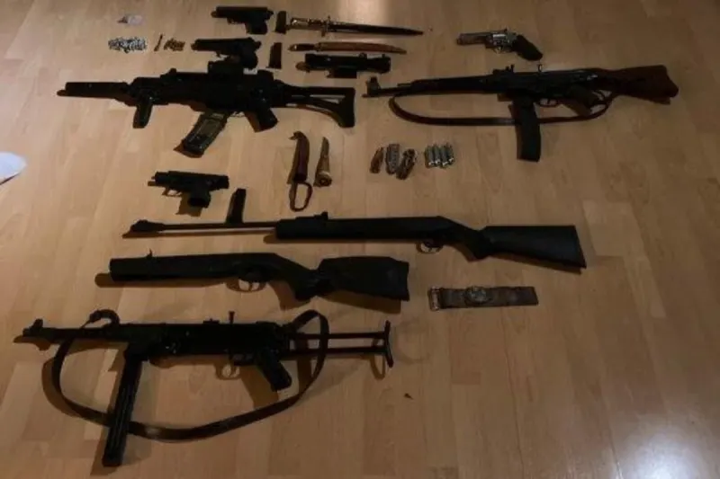 Mülheim an der Ruhr NW - 59-Jähriger bedroht Familie mit zwei Schusswaffen