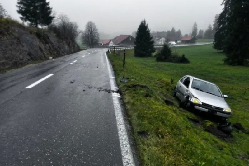 Unfall in Les Emibois JU – Autofahrer überschlägt sich