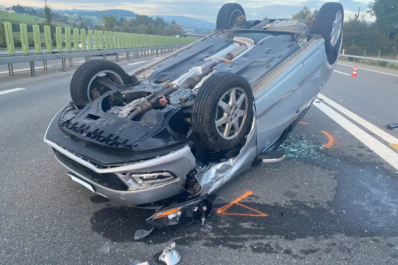 A14 Baar ZG – Auto landet nach Unfall auf dem Dach