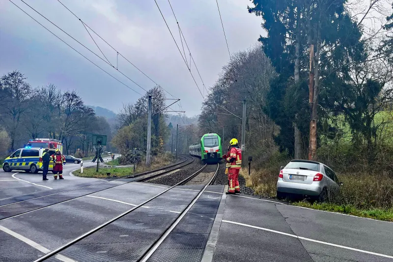 Velbert NW – Auto von Zug an Bahnübergang erfasst