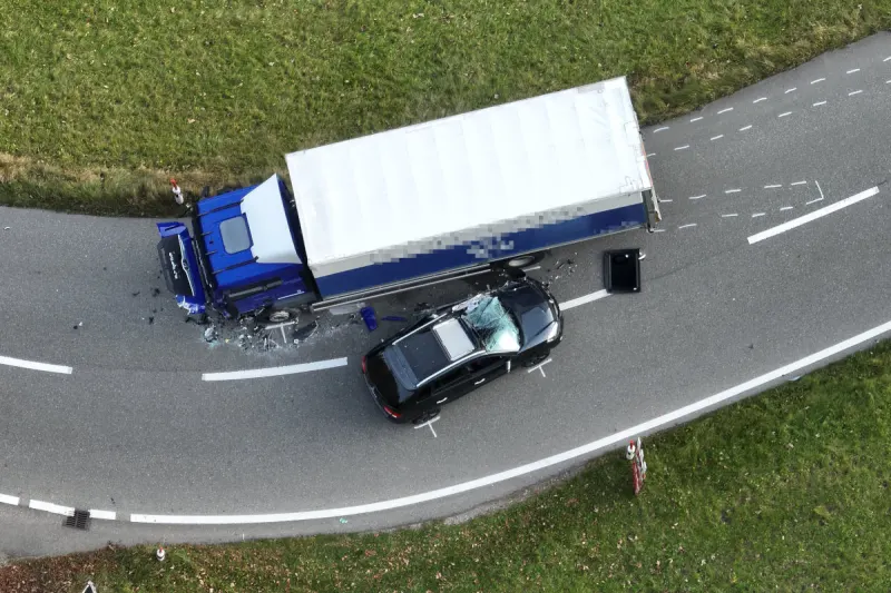 Brunnadern SG – Unfall zwischen Auto und Lkw