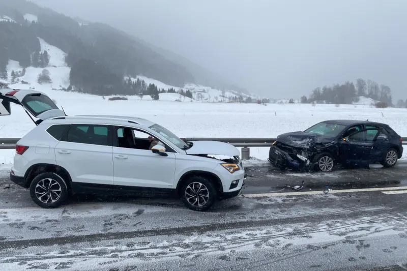 Oberägeri ZG – Frontalkollision  auf schneebedeckter Strasse