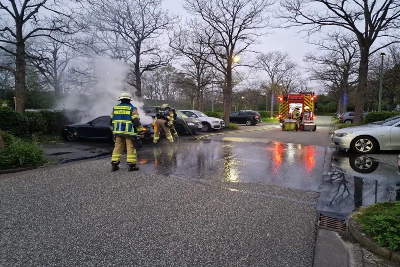 Auto in Brand auf Park and Ride Parkplatz in Bremerhaven