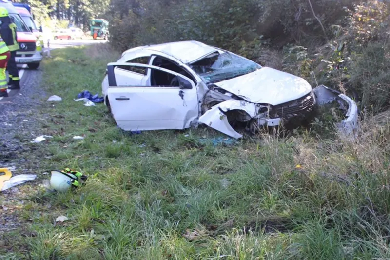 Hilchenbach NW – Zwei Schwerverletzte nach Unfall mit Überschlag