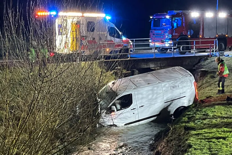 Amriswil TG - Lieferwagen landet bei Unfall im Fluss