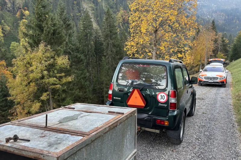 Näfels GL – Alkoholisierter Lenker kollidiert mit parkiertem Fahrzeug