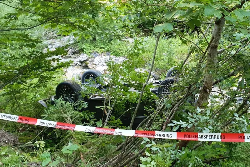Eben am Achensee - Auto stürzte in Bachbett 
