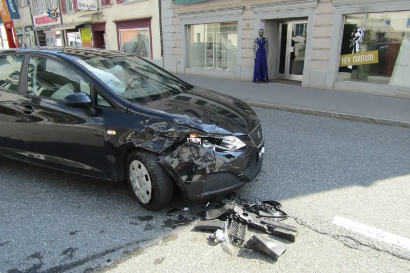 Näfels GL – Beim Abbiegen in anderes Auto gekracht