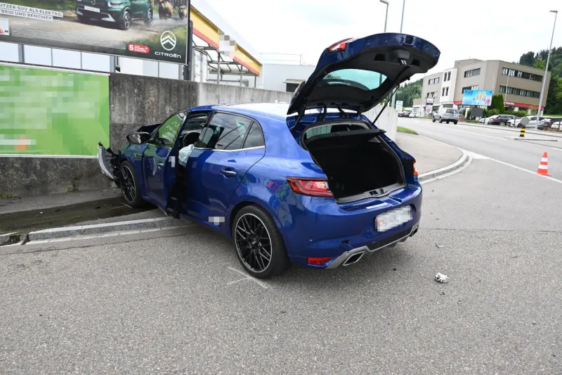 Unfall in Wil SG – Mit Auto in Betonmauer gekracht