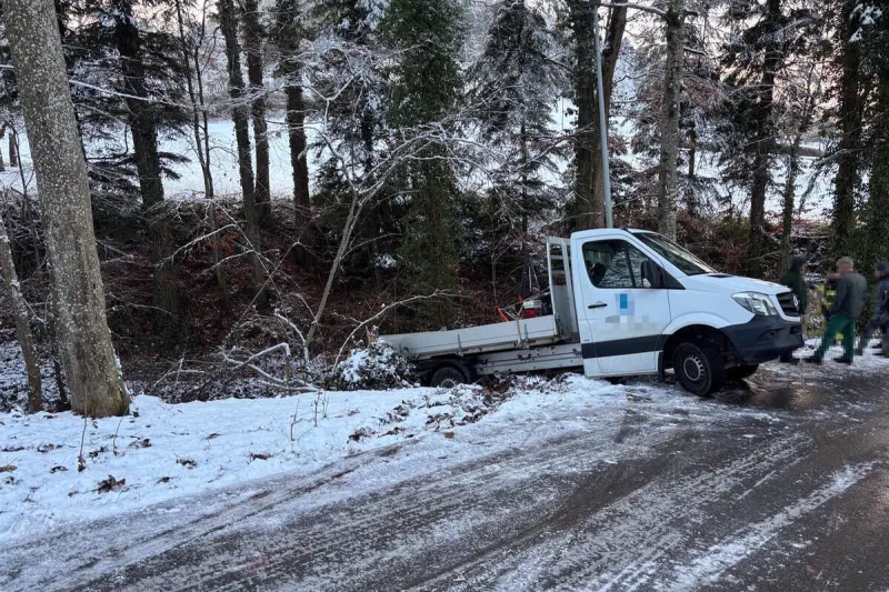 Bichwil SG – Lieferwagen rutscht zurück – Anhänger stürzt in Bach