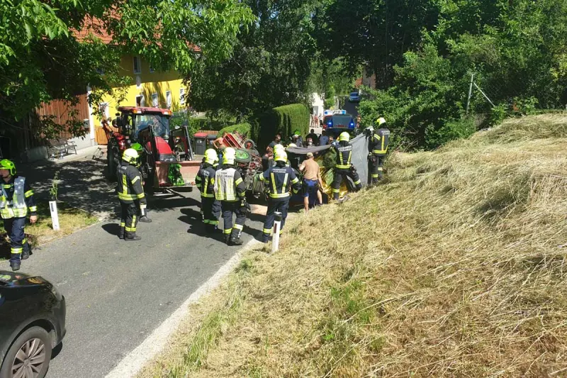 St. Florian - Traktor bei Böschung hinuntergestürzt