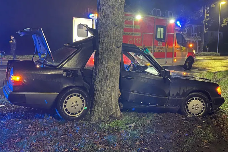 Lippstadt NW – 19-Jähriger prallt gegen Baum und wird verletzt